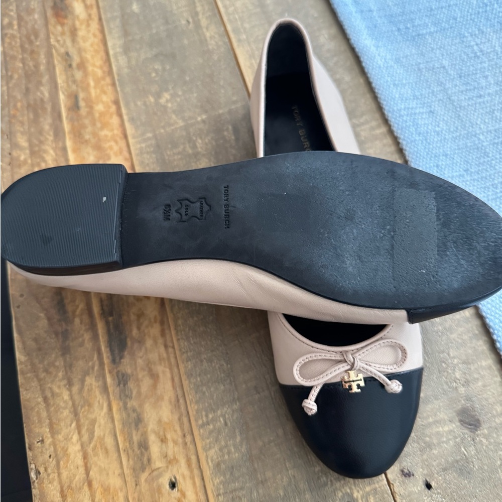 Tory Burch Black and Cream Leather Ballet Flats - Picture 3 of 5